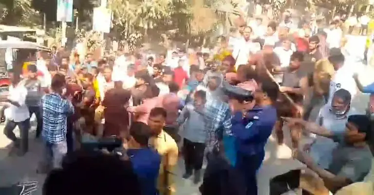 দুই গ্রুপের সংঘর্ষ